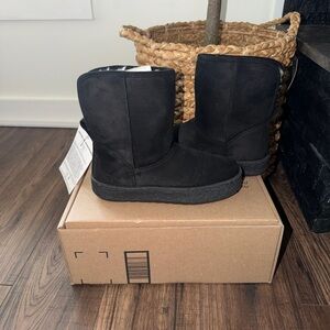 Amazon Essentials Women's Shearling Boot. Black size 5 new